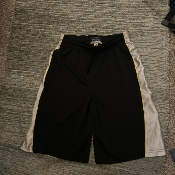 Boys Children’s Place Retro style gym short - Picture 1 of 2